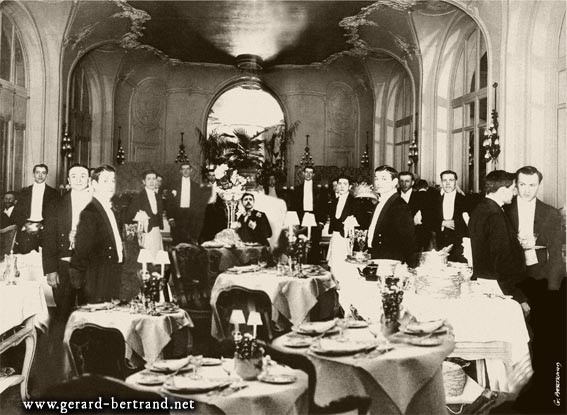 Marcel Proust d&icirc;ne seul au Ritz